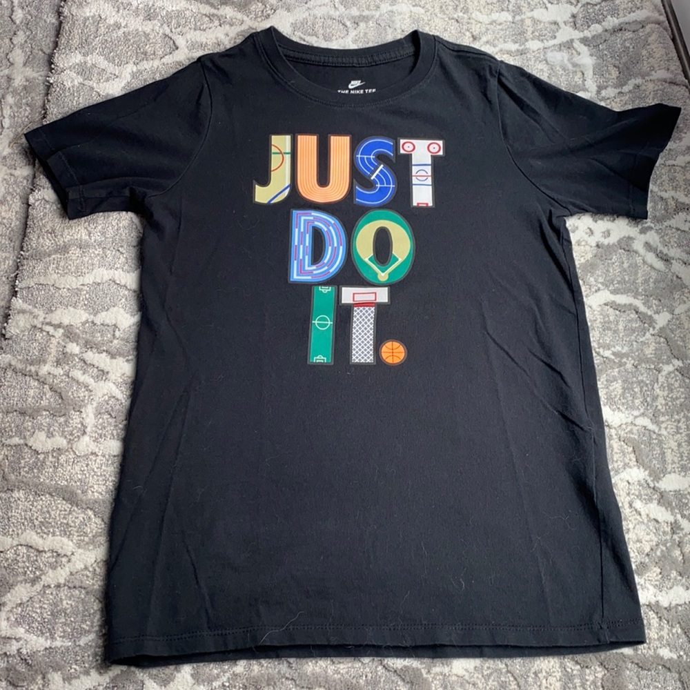 Nike boys t-shirt excellent condition-size medium
